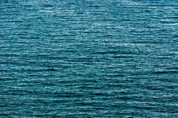배경 질감으로 아름 다운 푸른 물 표면 — 스톡 사진