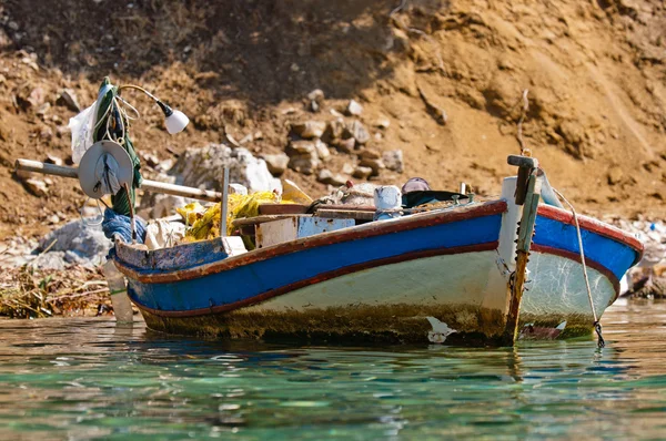 Маленькая рыбацкая лодка на берегу — стоковое фото