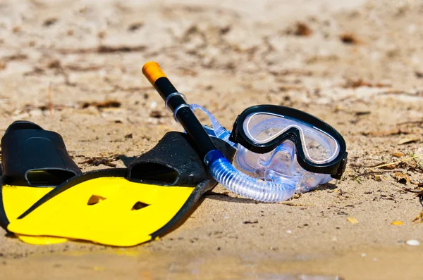 Óculos e barbatanas na praia — Fotografia de Stock