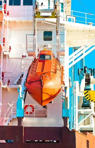 Глубоководный транспортер висит на научном корабле — стоковое фото