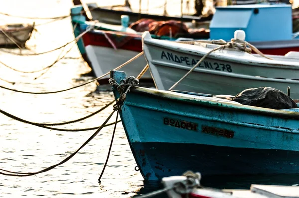Fischerboote an der Seebrücke — Stockfoto