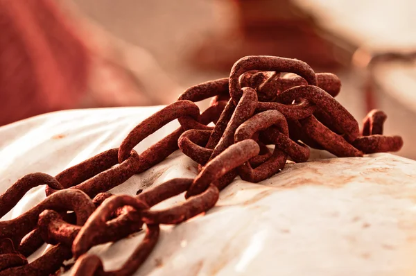 Rusty old chains of a boat — Stock Photo, Image