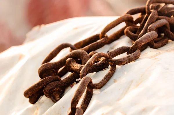 Rusty old chains of a boat — Stock Photo, Image