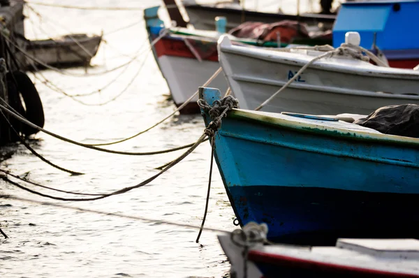 Rybářské čluny na molu — Stock fotografie