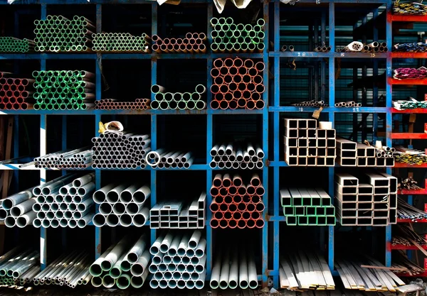 Tubos apilados en una fábrica — Foto de Stock