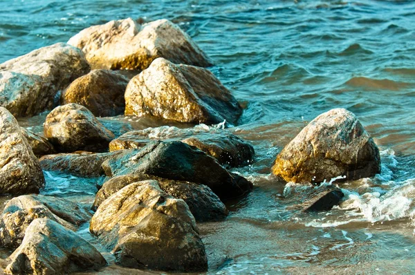 Stenar på stranden av en ocean — Stockfoto