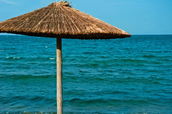 Guarda-chuva contra o oceano azul — Fotografia de Stock
