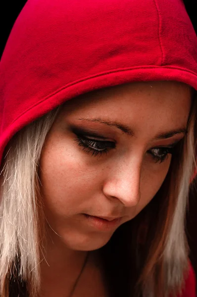 Vonzó fiatal nő-piros kapucnis — Stock Fotó