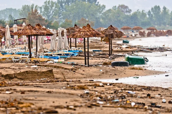 A dirty polluted beach in the rain — Stock Photo, Image