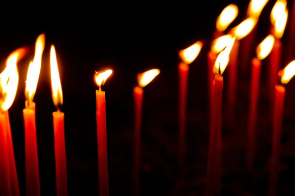 Красные свечи в ряд светятся — стоковое фото