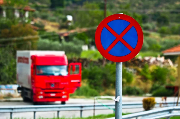 Trafik işaretleri ile arka planda duran kamyon — Stok fotoğraf