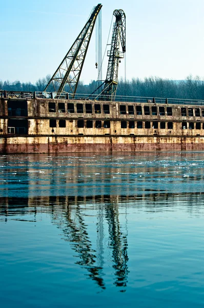Barco industrial danificado no cais — Fotografia de Stock