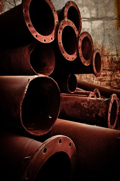 Pilha de tubos enferrujados — Fotografia de Stock