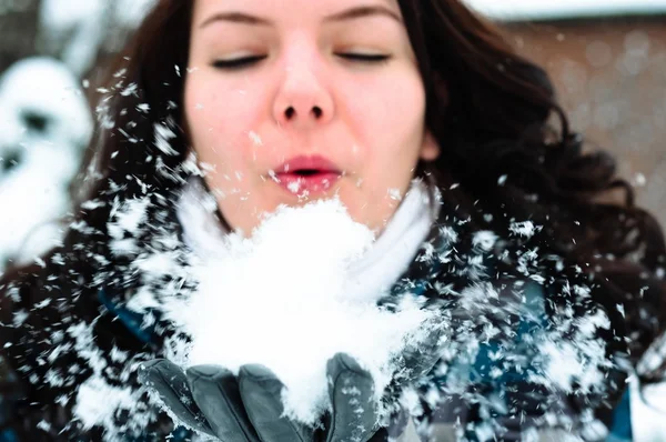 Kobieta blewing śniegu w moją twarz — Zdjęcie stockowe