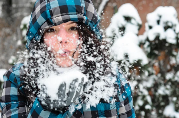 Atrakcyjna młoda kobieta z śniegu w ręce — Zdjęcie stockowe