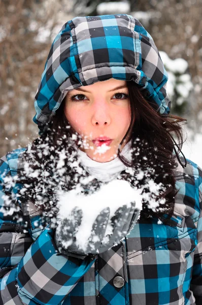 Atrakcyjna młoda kobieta z śniegu w ręce — Zdjęcie stockowe