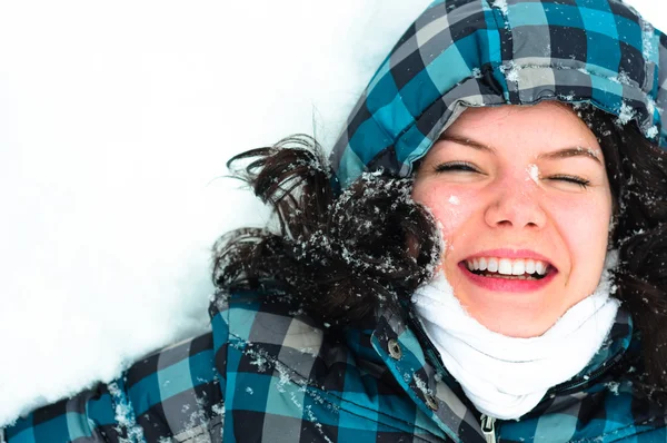 Foto van een jonge vrouw in de sneeuw — Stockfoto