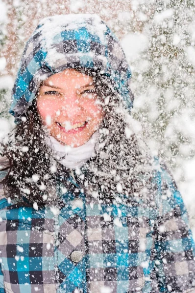 Imagen fuera de foco de una mujer con muchos copos de nieve — Foto de Stock
