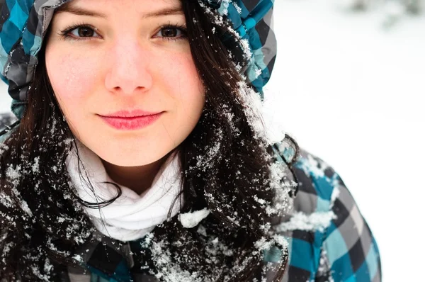 年轻女子与雪在她的头发 — 图库照片
