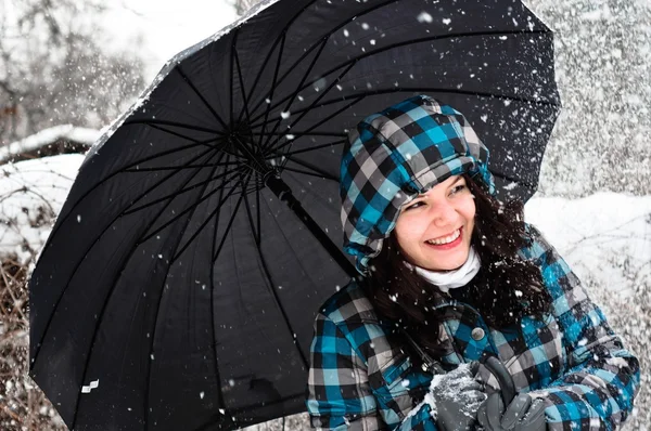 在暴风雪中伞的年轻女人 — 图库照片