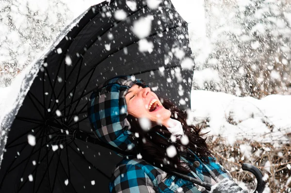 在暴风雪中伞的年轻女人 — 图库照片