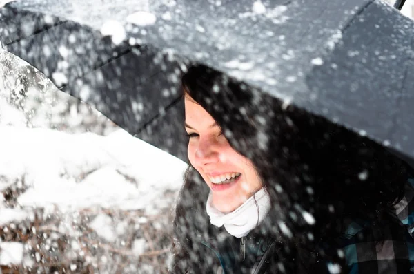 Jovem com guarda-chuva em uma nevasca — Fotografia de Stock
