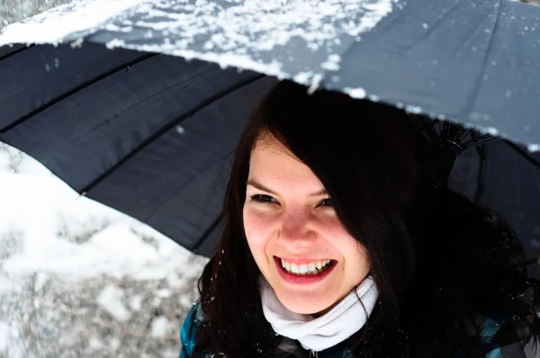 Kar fırtınası içinde şemsiye olan kadın — Stok fotoğraf