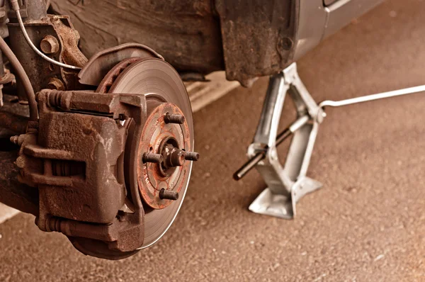 Roda de um carro sem pneu — Fotografia de Stock