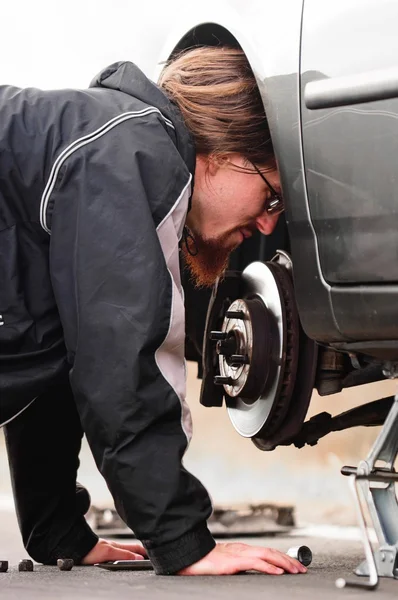 Молодой человек посреди ремонта машины — стоковое фото