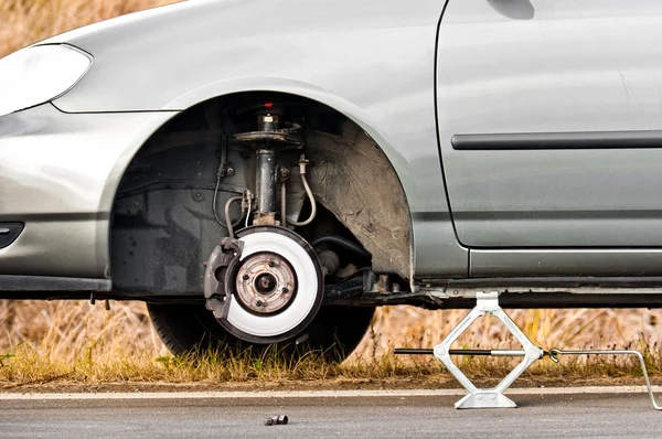 Carro sem pneu na estrada — Fotografia de Stock