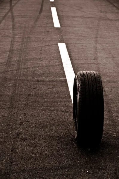 Auto pneumatiky na silnici — Stock fotografie