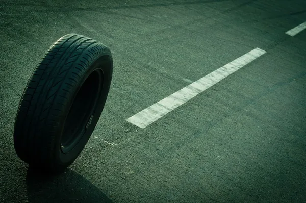 Автомобильная шина на дороге — стоковое фото