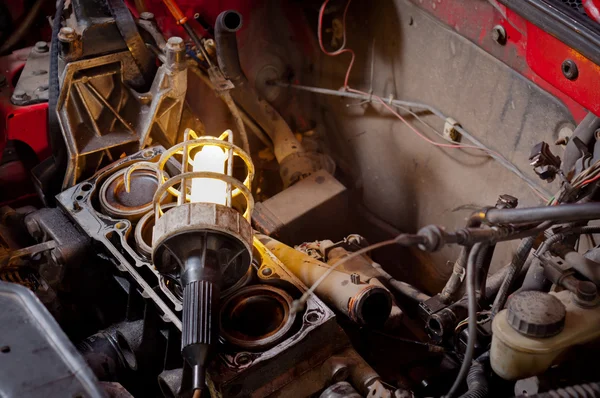 Lampada industriale su vecchio blocco motore — Foto Stock