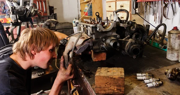 Arbetstagaren reparation bil motor — Stockfoto