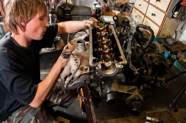 Mechanische werknemer inspectie van auto-interieurs — Stockfoto