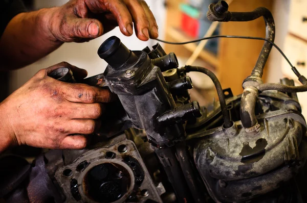 Arbetstagaren reparera mekaniska komponenter — Stockfoto