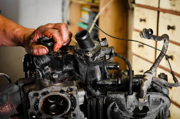 Pracownik naprawianie uszkodzony silnik — Zdjęcie stockowe