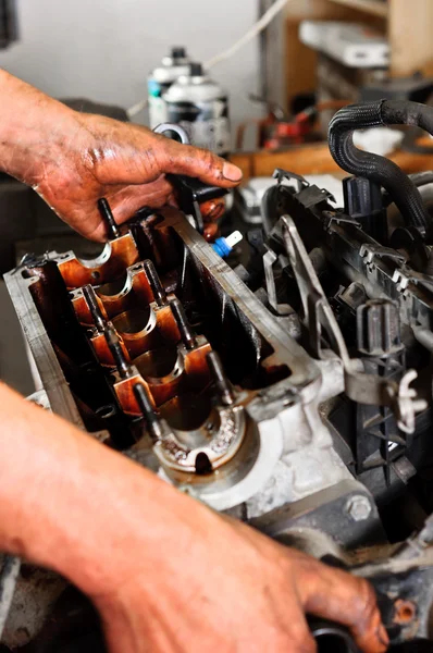 Händerna på en arbetstagare reparera trasiga motor — Stockfoto