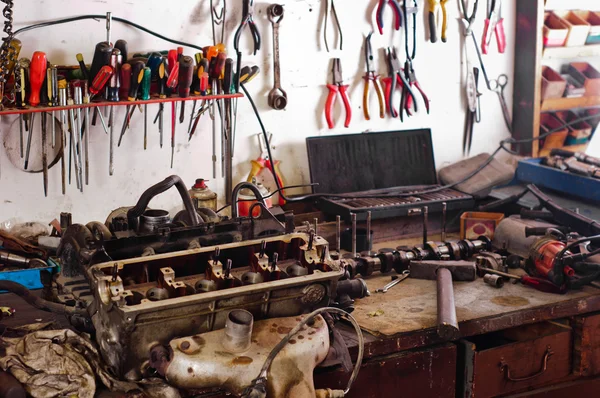 Viele Werkzeuge in einer Werkstatt — Stockfoto