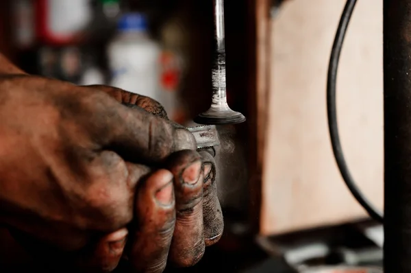 Hände eines Arbeiters, der Metall poliert — Stockfoto