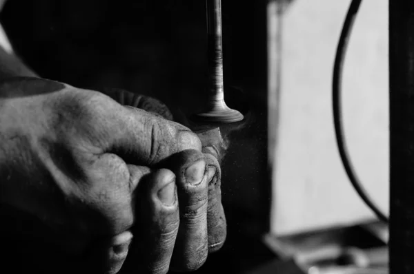 Ruce pracovníka leštění kovů — Stock fotografie