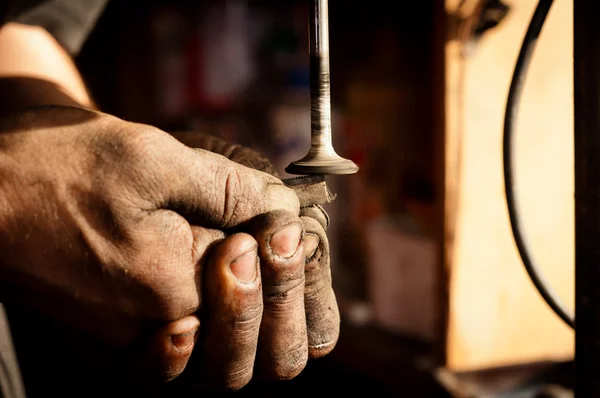 Mani di un lavoratore che lucida il metallo — Foto Stock