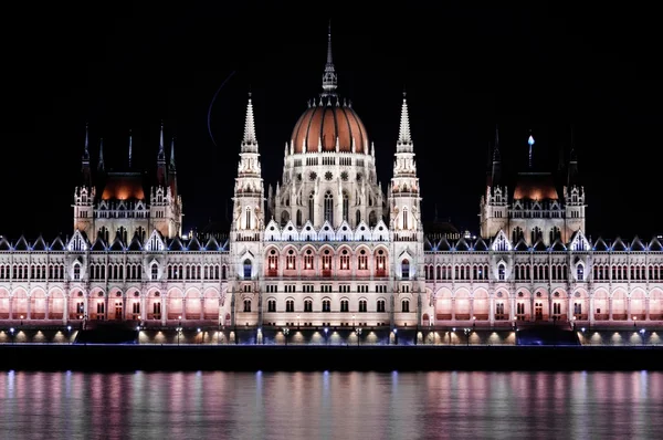 Фотография венгерского парламента ночью — стоковое фото