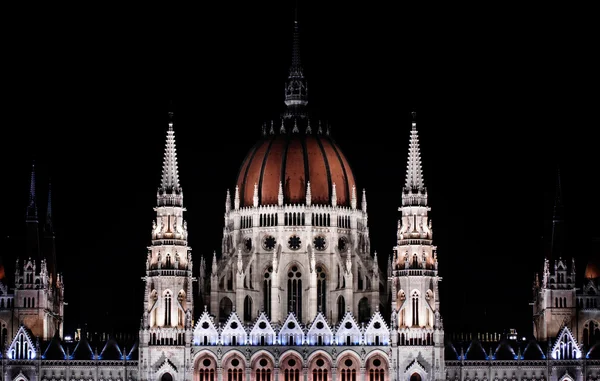 Photo du parlement hongrois la nuit — Photo