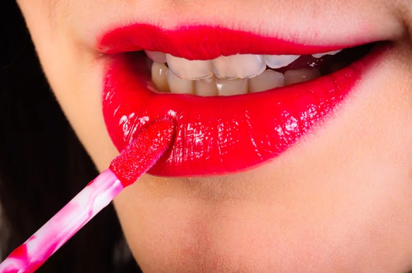 Mädchen zieht roten Lippenstift an — Stockfoto