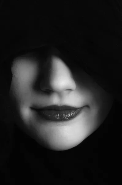 Frau mit schwarzer Kapuze — Stockfoto