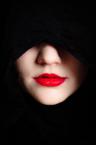Крупним планом фото жінки в чорному капюшоні і червоних губах — стокове фото
