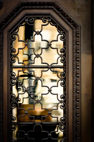 Vieille fenêtre avec réflexion et cage en acier — Photo