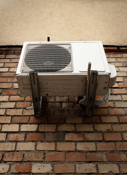 Klimatyzator na mur z cegły — Zdjęcie stockowe