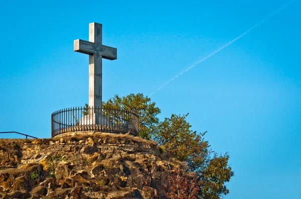 Cruz de pedra no topo de uma montanha — Fotografia de Stock